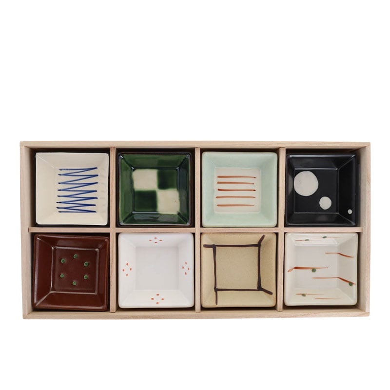 Set med 8 japanska serveringsskålar i presentlåda